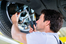 Remplacer le triangle inférieur d'un véhicule Citroën​ ​Xsara Picasso 2.0 HDi 90​
