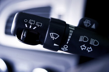 Comment fonctionnent les essuie-glaces ​Peugeot​ ​Partner Tepee HDi 75​?