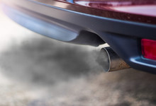 Que faire en cas de fumées noires émises par le véhicule Skoda​ ​Superb Combi 2.0 TDI SCR 4x4​?